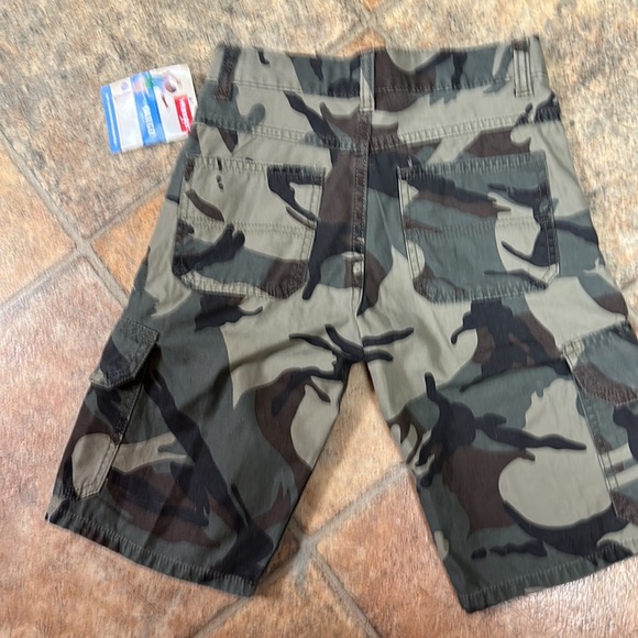 NWT.  NWT  WRANGLER CARGO SHORTS - Picture 5 of 5